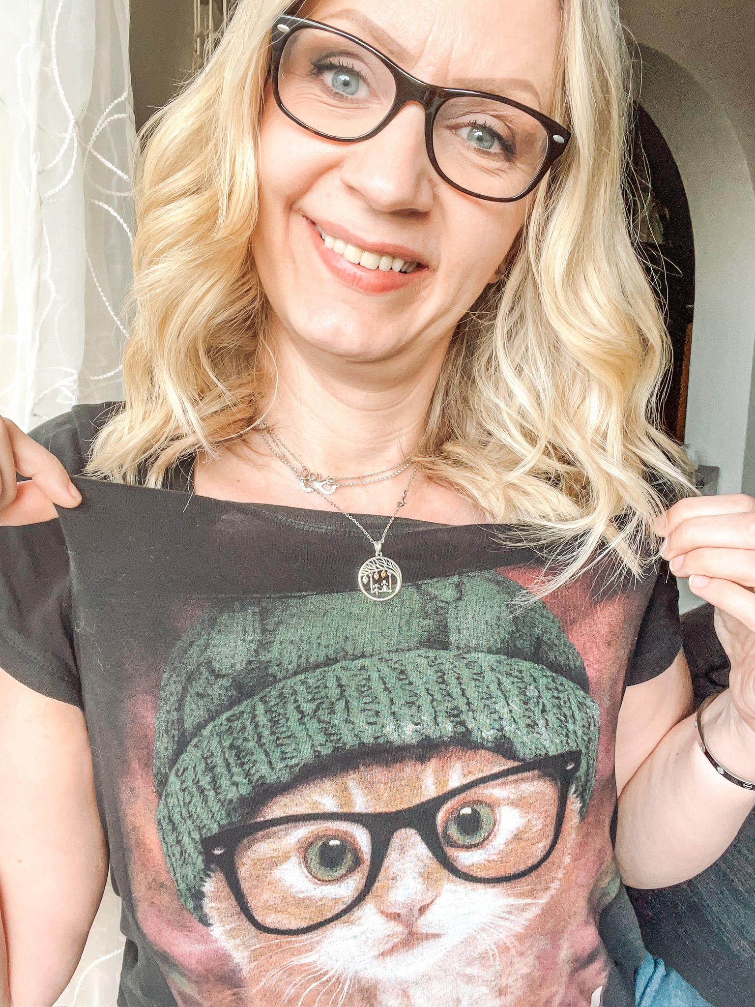 Jessica Koß mit Katzen-T-Shirt an