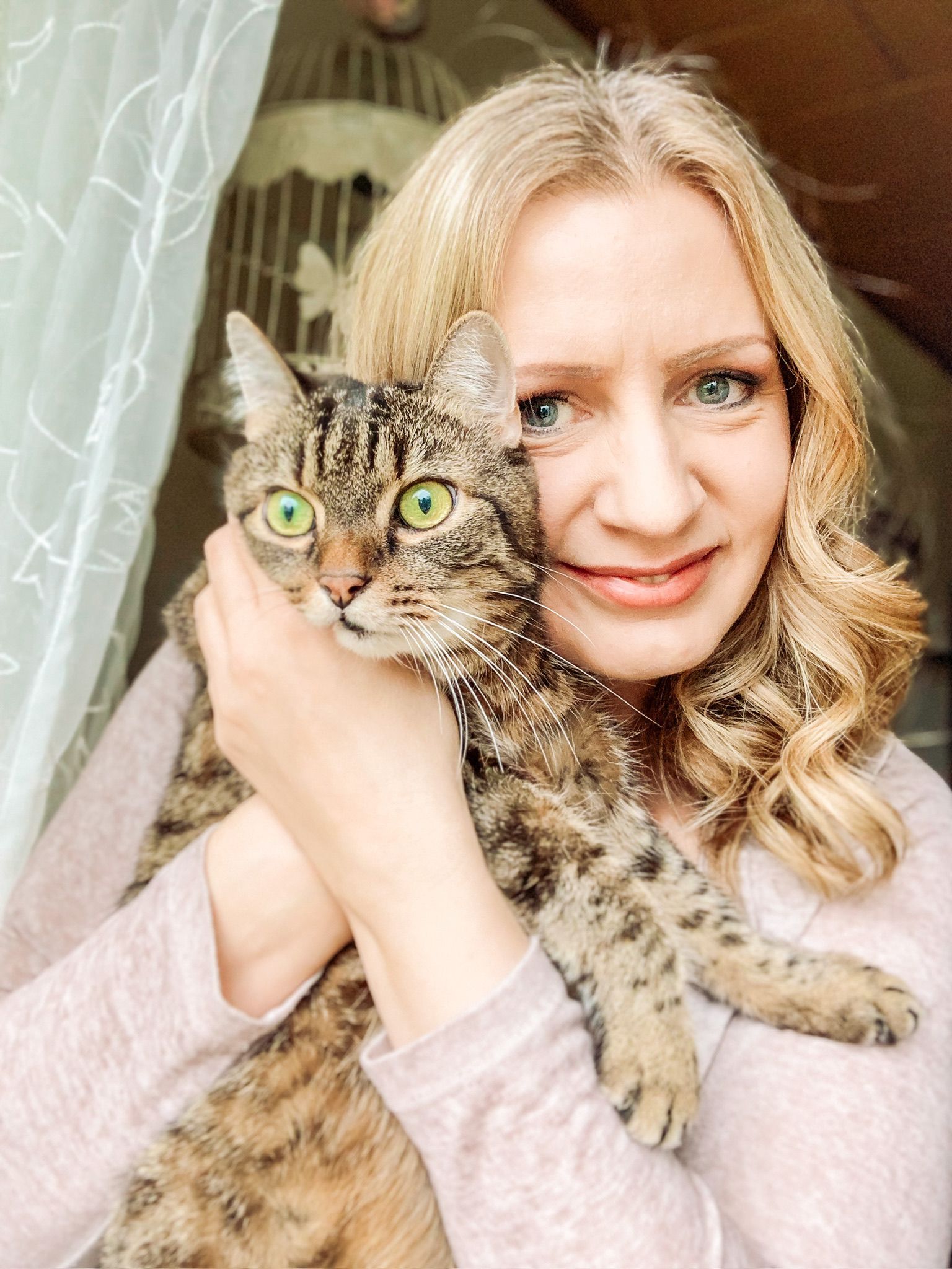 Jessica Koss mit Katze Lilli auf dem Arm
